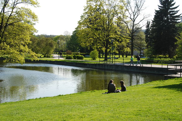 Tuomiopuisto ja Snellin lampi Tallinnassa Virossa.