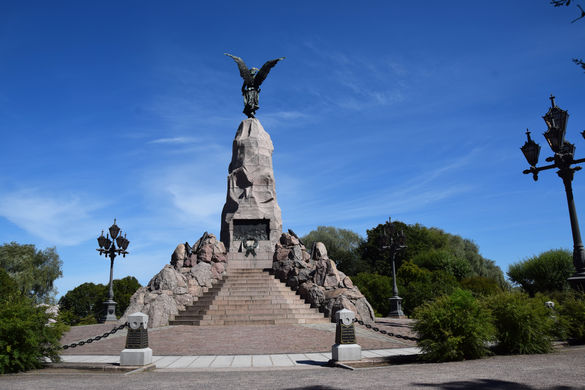 Amandus Adamsoni loodud monument Tallinnas Kadriorus - pronksist ingel kõrgel graniitalusel