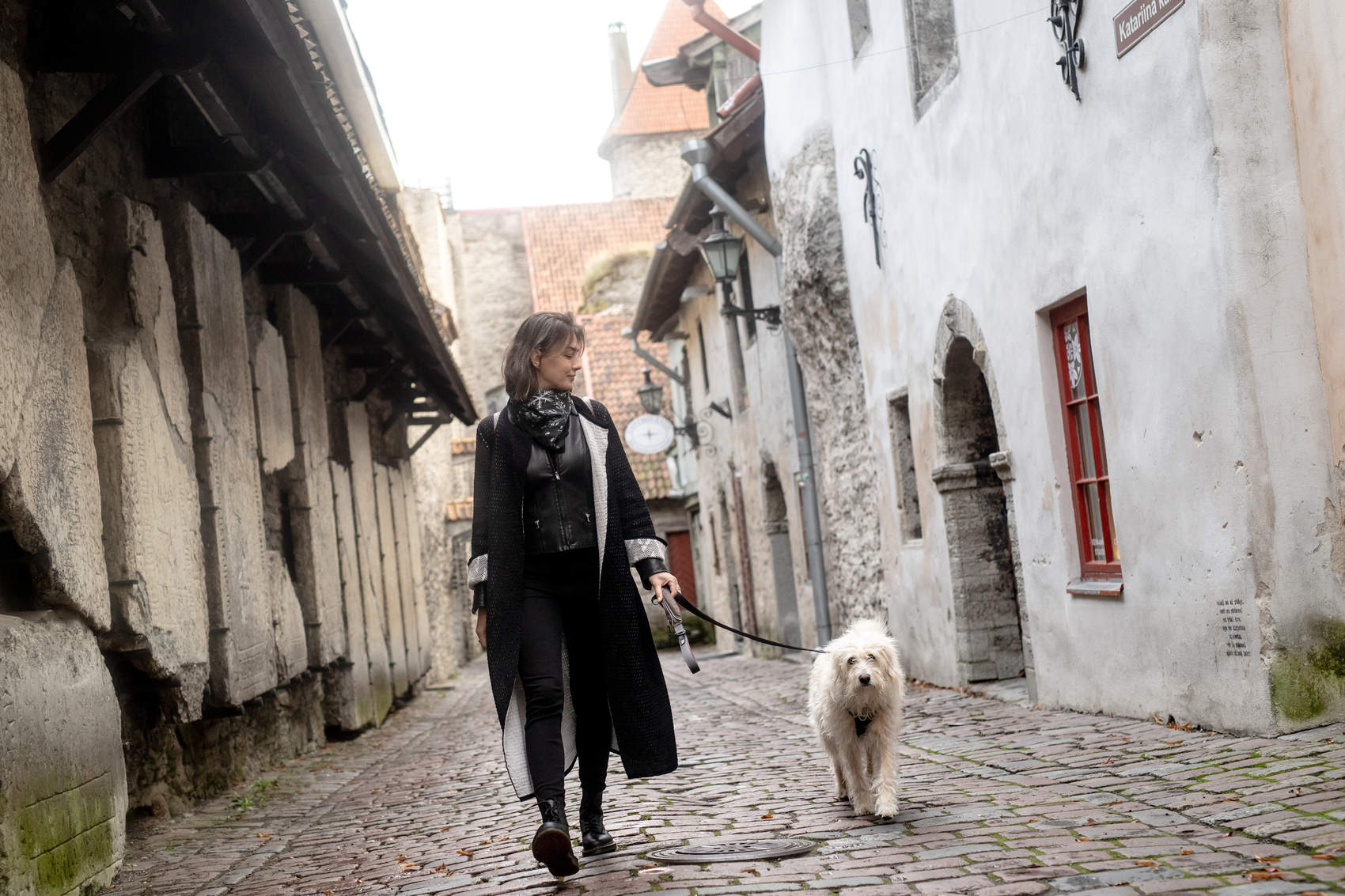 Naine koeraga Katariina käigus Tallinnas Foto: Renee Altrov