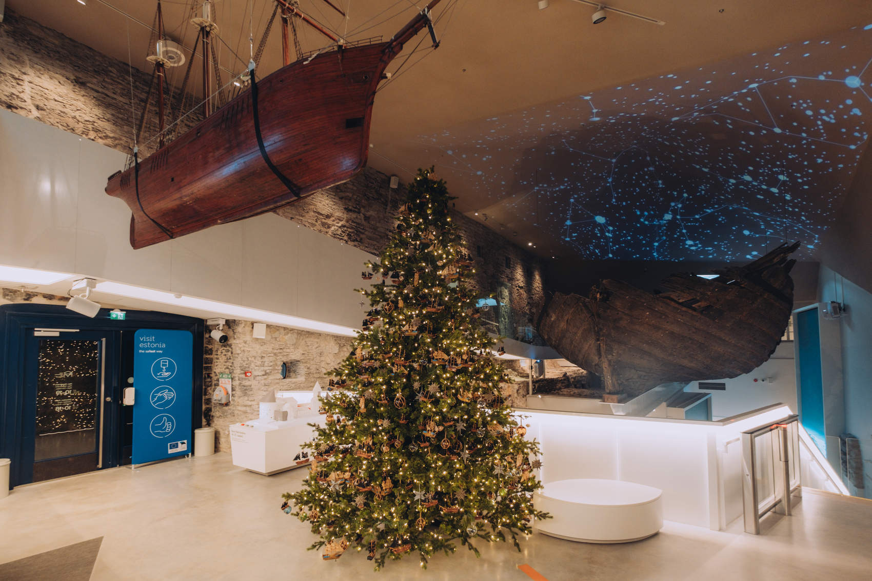 Рождественская елка в посетительском центре башни Толстая Маргарита в Таллинне, Эстония Фотография: Kadi-Liis Koppel