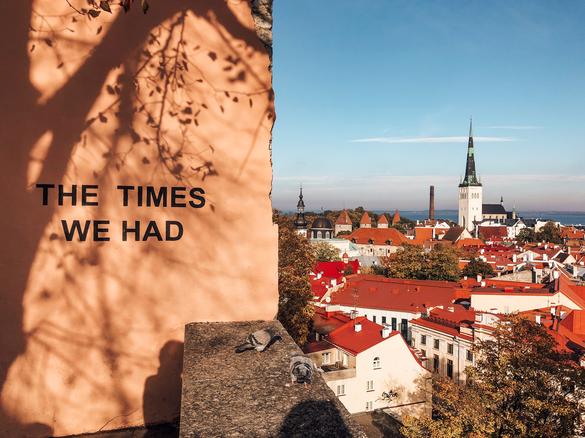 sügisene vaade Kohtuotsa vaateplatvormilt Tallinna vanalinnale, taustal Oleviste kirik ja meri