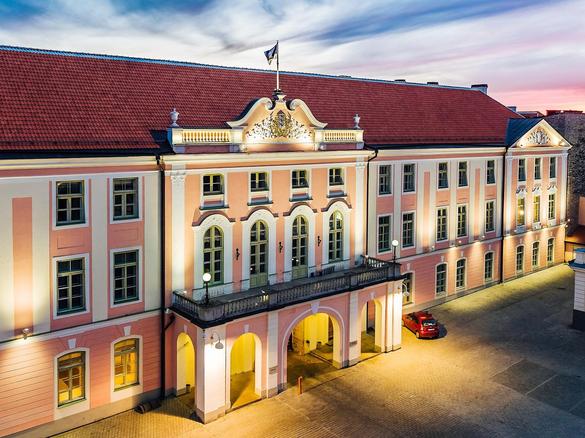 suveõhtune õhuvaade Toompea lossi fassaadile Tallinnas