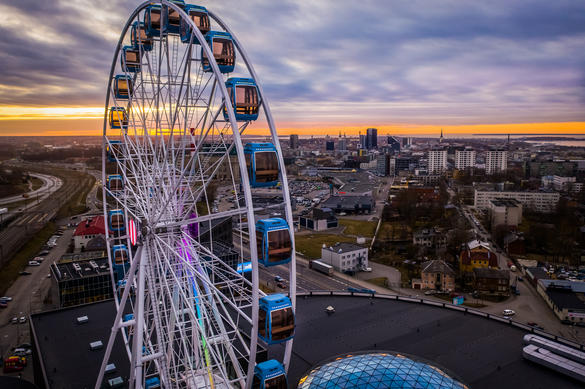 Skywheel of Tallinn -maailmanpyörä Tallinnassa Virossa.