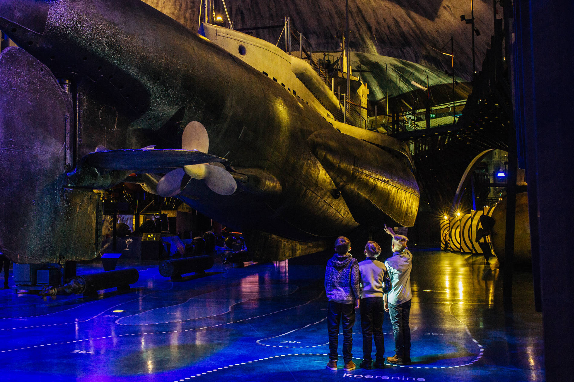 Kinder, die ein U-Boot in betrachten in einem Schifffahrtsmuseum in Tallinn, Estland