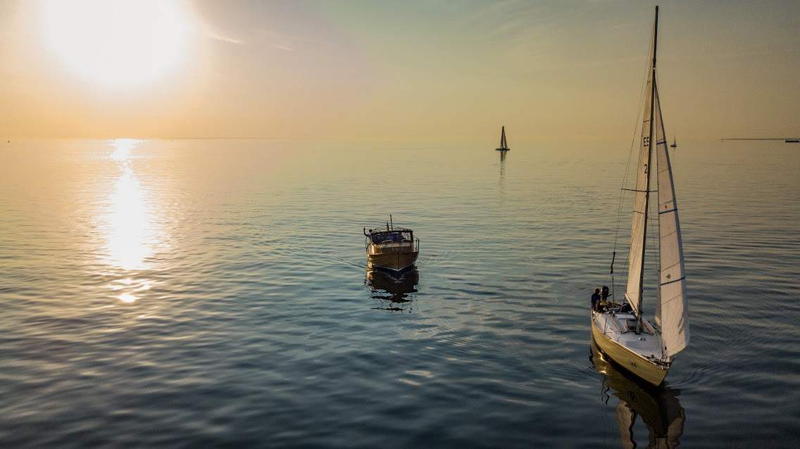 Закат и яхты в Пирита, Таллиннский залив, Эстония Фотография: Oskar Kelk / EAS