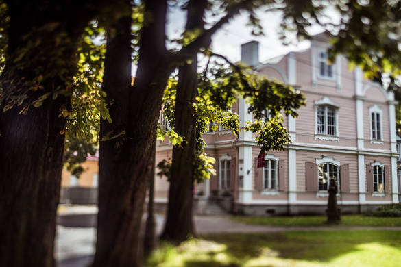 Kuva Vilden Museosta ulkopuolelta  Kadriorgissa Tallinnassa Virossa.