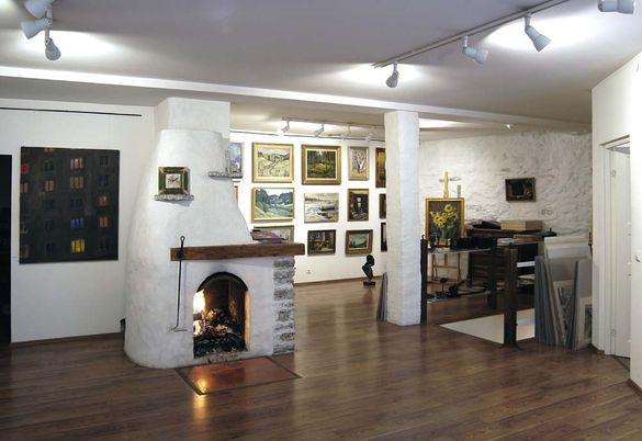 vaade maalinäitusele Haus galeriis Tallinnas, ruumi keskel küdev kamin