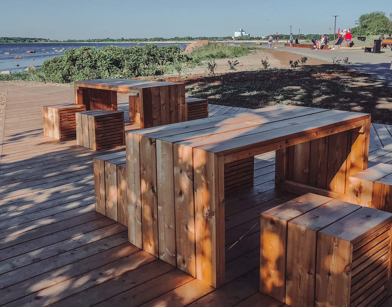 Pingid ja lauad merepromenaadil Kopli liinidel Põhja-Tallinnas Foto: Maret Põldveer-Turay
